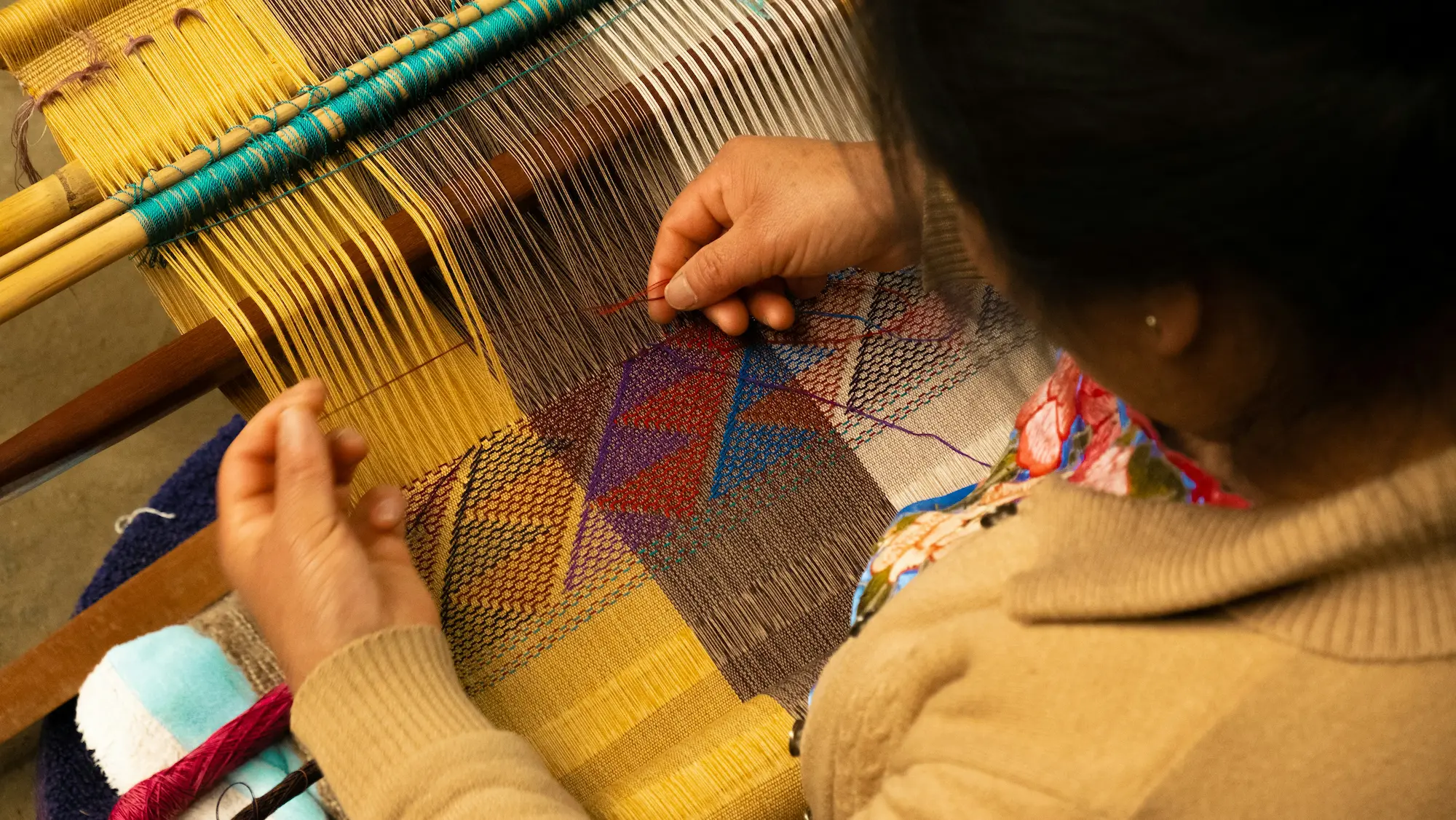 Manos trabajando arcilla